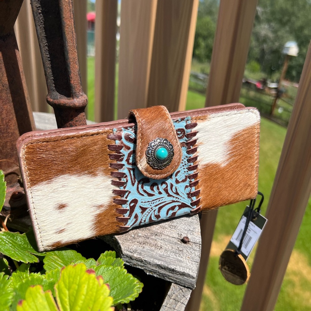 🌻⭐️Myra Bag Cowhide Leather Embossed Concho Wallet Card holder. I used it once.